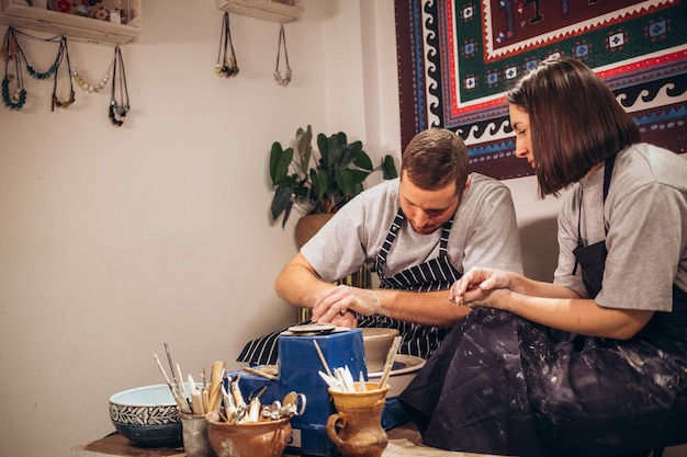 Zespół pracowni przy stole z tamborkami